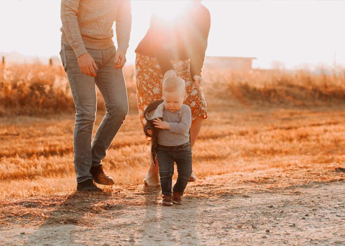 La famiglia e i suoi membri crescono talvolta con fatiche e ostacoli che, però, possono essere superati.